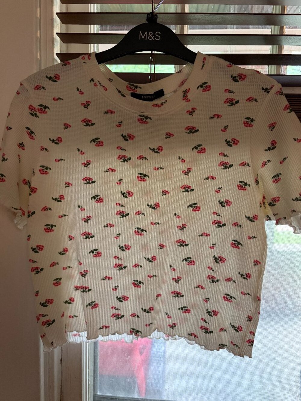 White cropped t-shirt with pink flowers